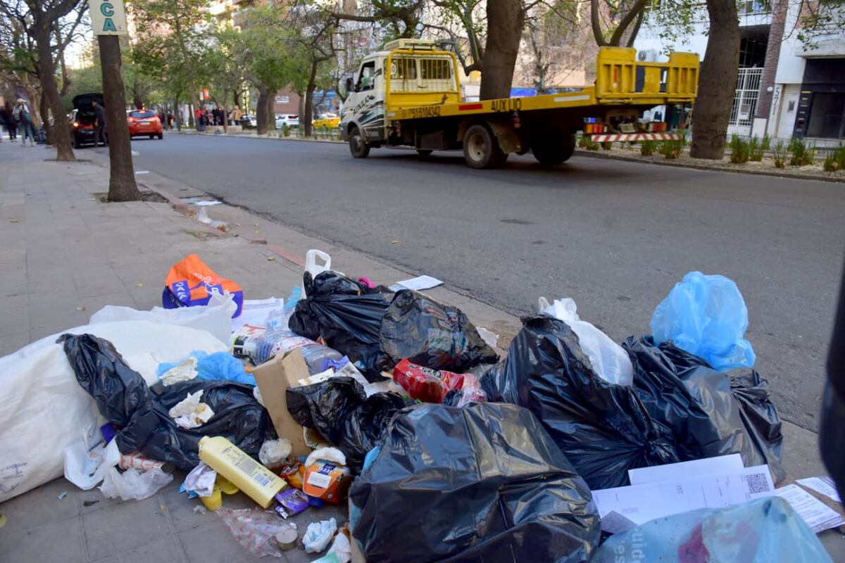 Bulevar Chacabuco. Basura acumulada en las veredas de las calles de Córdoba. (José Gabriel Hernández / La Voz)