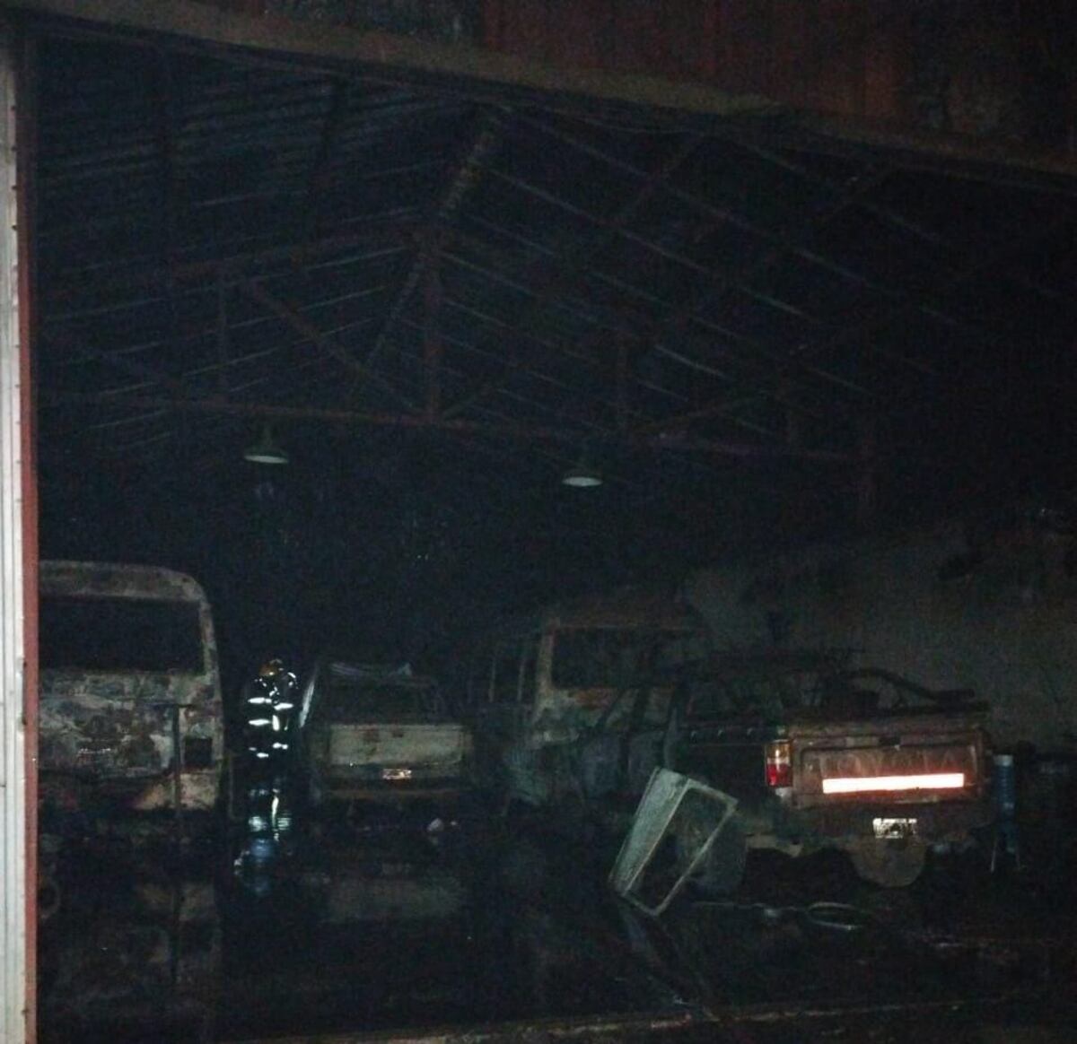 Se incendiaron 7 vehículos en un galpón de la Municipalidad de La Cumbrecita. (Prensa Policía de Córdoba)