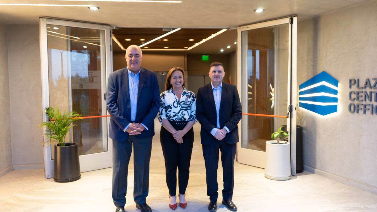El presidente de la UIC, Luis Macario; la vicegobernadora Miryan Prunotto y el titular del Córdoba Clúster, Mariano Surghy, en la inauguración de la oficina. (Gentileza UIC)