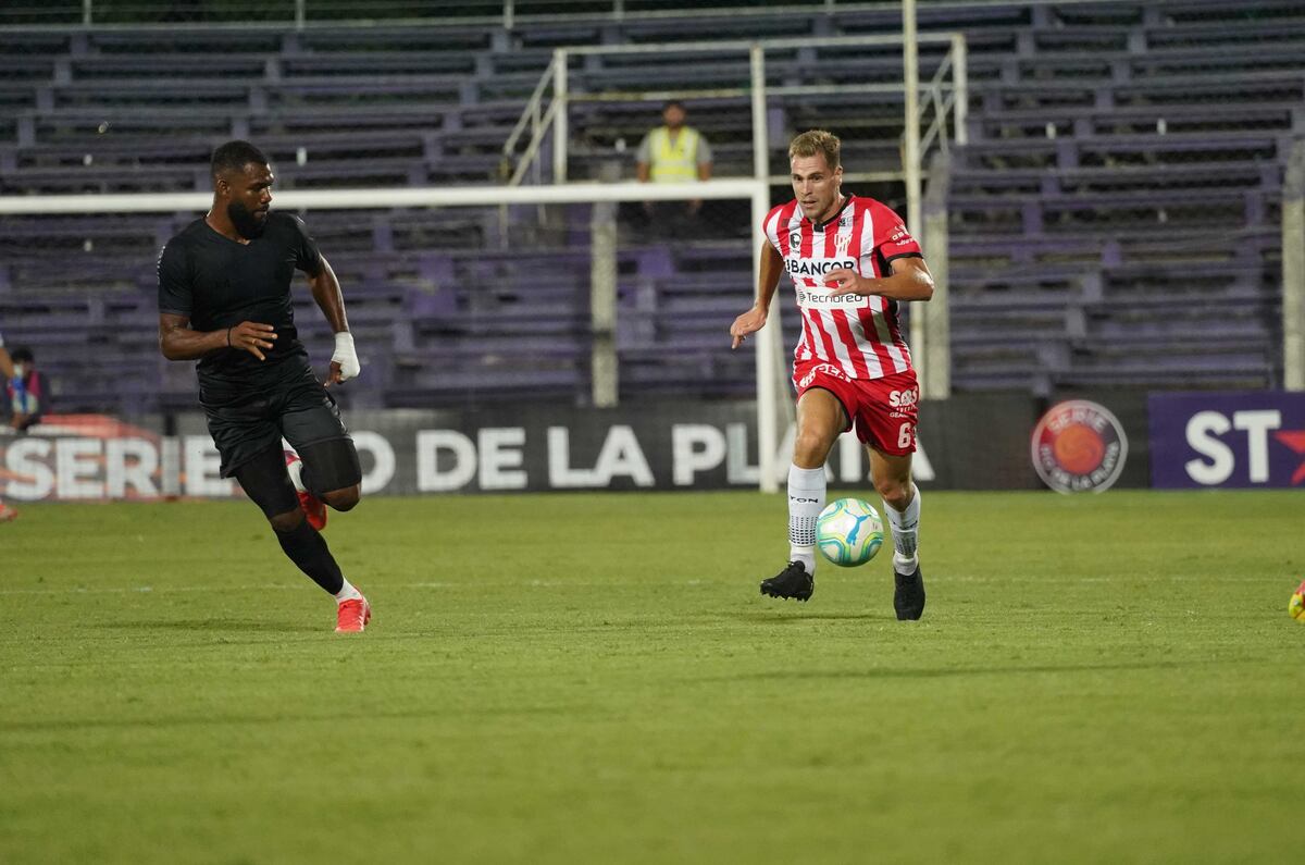 "El Loco" Ferreira en acción, un defensor aguerrido que promete dejar todo en Instituto. (Prensa IACC).