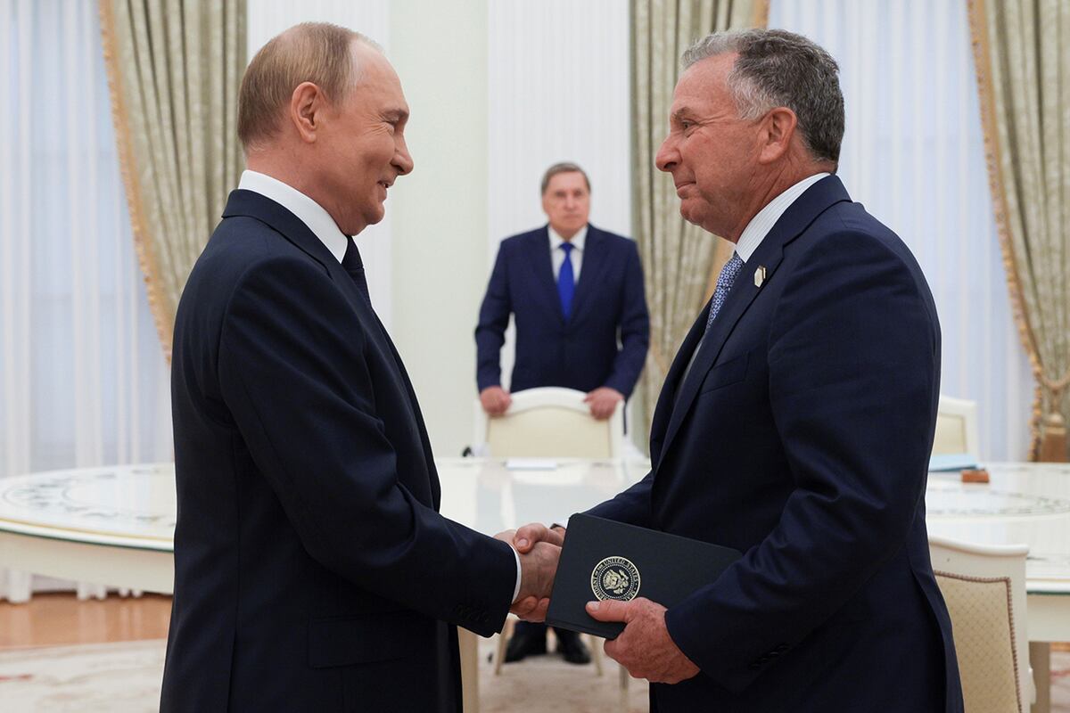 El presidente ruso, Vladimir Putin (izquierda), y el enviado especial del presidente estadounidense, Donald Trump, Steve Witkoff (derecha), se estrechan la mano durante su reunión en el Kremlin en Moscú, Rusia, el miércoles 6 de agosto de 2025. (Gavriil Grigorov, Sputnik, Kremlin Pool Photo vía AP)