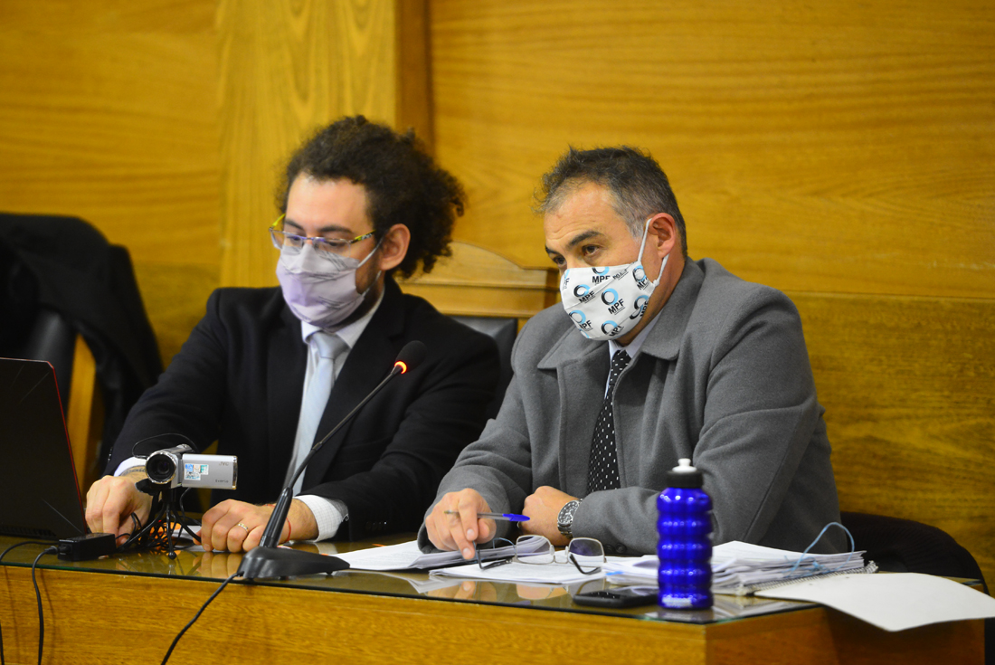 Acusación. El fiscal Marcelo Hidalgo y Juan De Domingo plantearon la posibilidad de que el suicidio de Sathya sea responsabilidad de su padre. (Nicolás Bravo / La Voz)