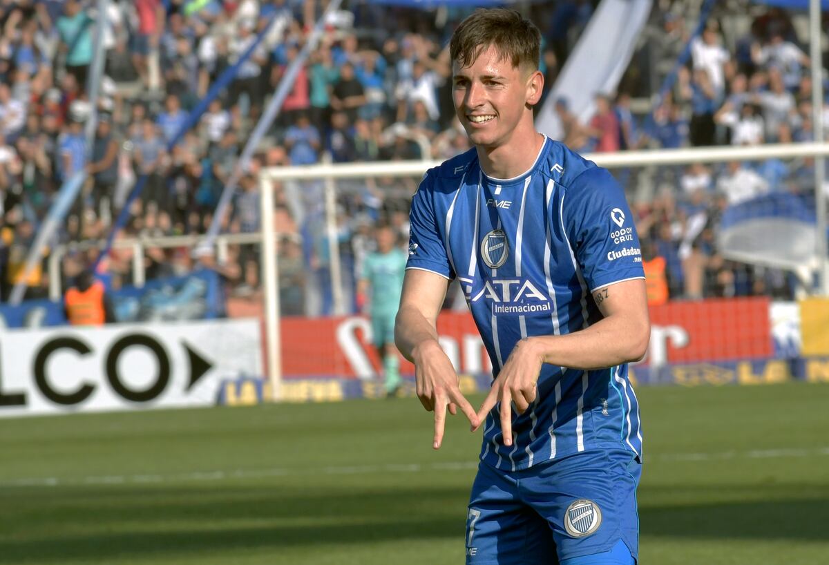 Tadeo Allende recibió muchos elogios en este 2023 por su juego y podría estar jugando sus últimos partidos en el Tomba. (Orlando Pelichotti / Los Andes).