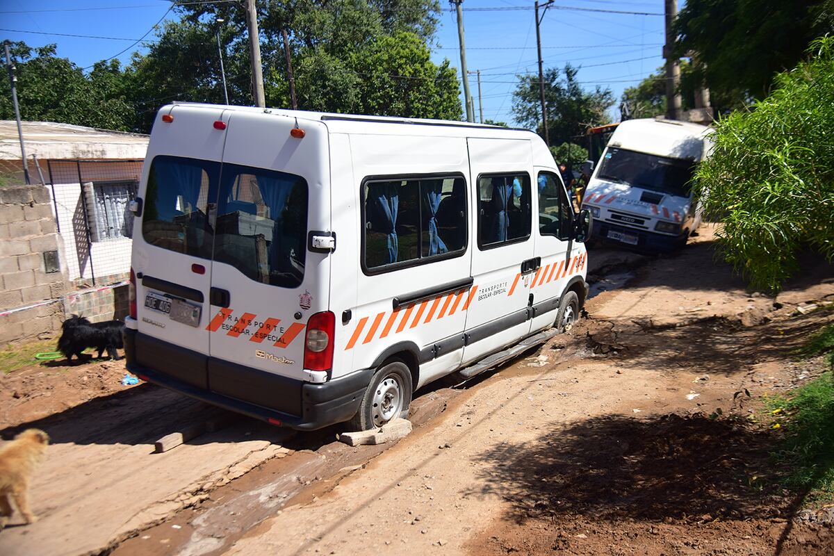 Socavón en el que se hundieron dos traffic en barrio Parque Liceo Tercera Sección. (Pedro Castillo / La Voz)
