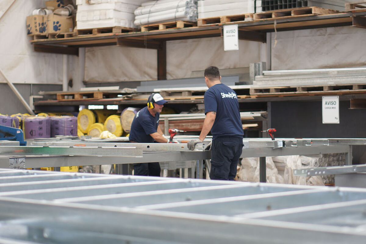 Al producirse mayoritariamente en una planta industrial, los errores se reducen al mínimo y prácticamente no hay residuos o escombros.