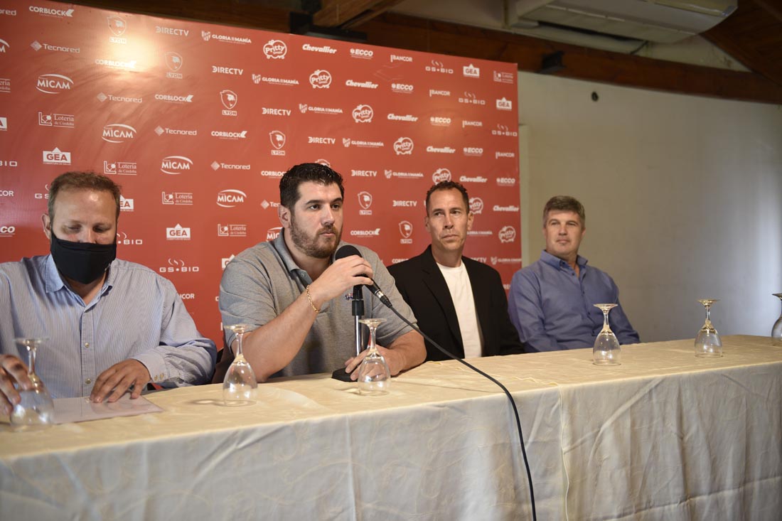 Cavagliatto junto a Lucas Bovaglio y Federico Bessone, entrenador y mánager de Instituto. (Ramiro Pereyra / La Voz).