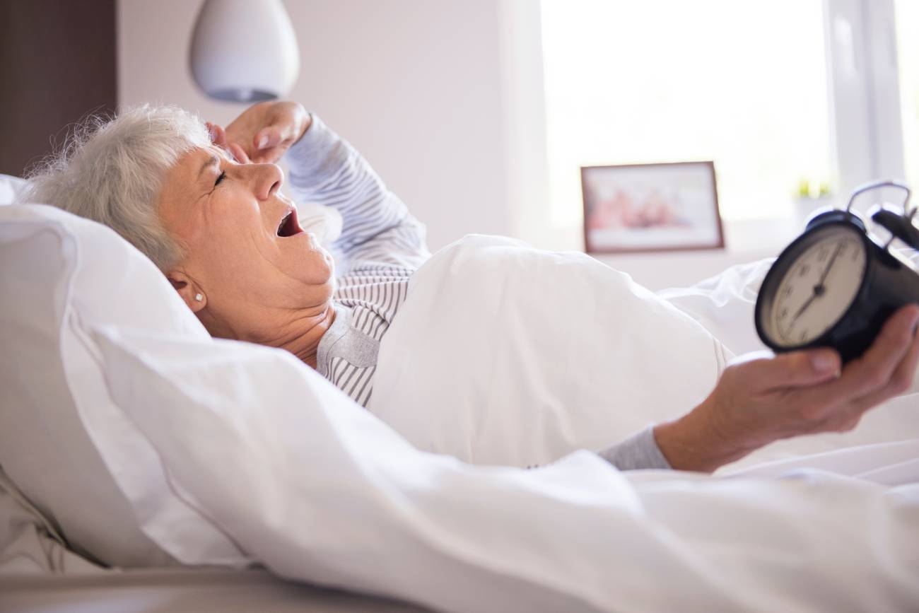 Especialistas en sueño advierten que dormir bien es clave a cualquier edad y que en la vejez el descanso es aún más importante. (Freepik)