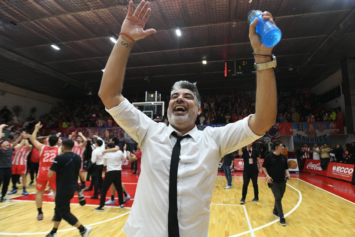 Los hinchas de la Gloria vivieron a pleno la victoria ante Boca en el sexto partido por la final de la LNB. Foto Javier Ferreyra