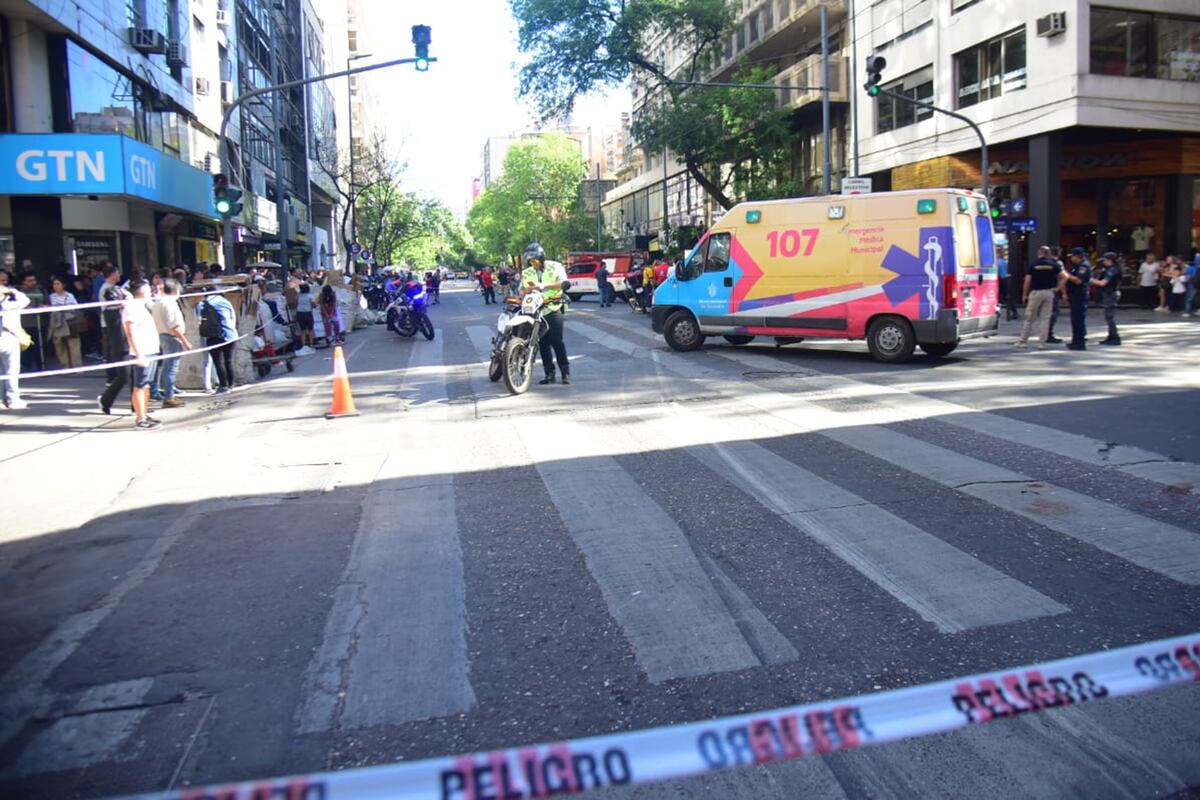 Grave siniestro. Un auto atropelló a varias personas en el Centro de la ciudad de Córdoba. (Javier Ferreyra / La Voz)