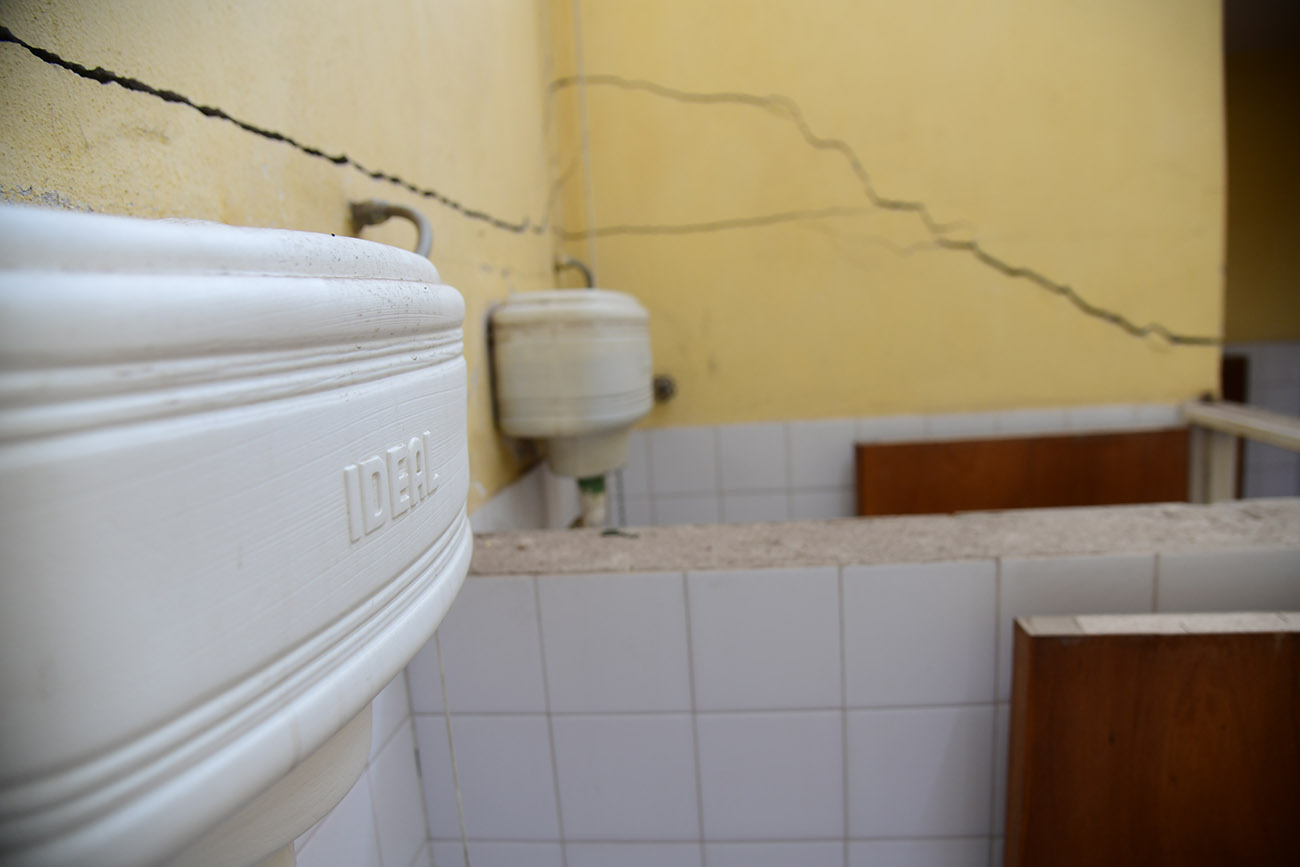 En algunos casos, los padres de los alumnos analizan llevar a cabo medidas de protesta y no descartan las tomas. Escuela Gobernador Bustos. (Ramiro Pereyra /La Voz)