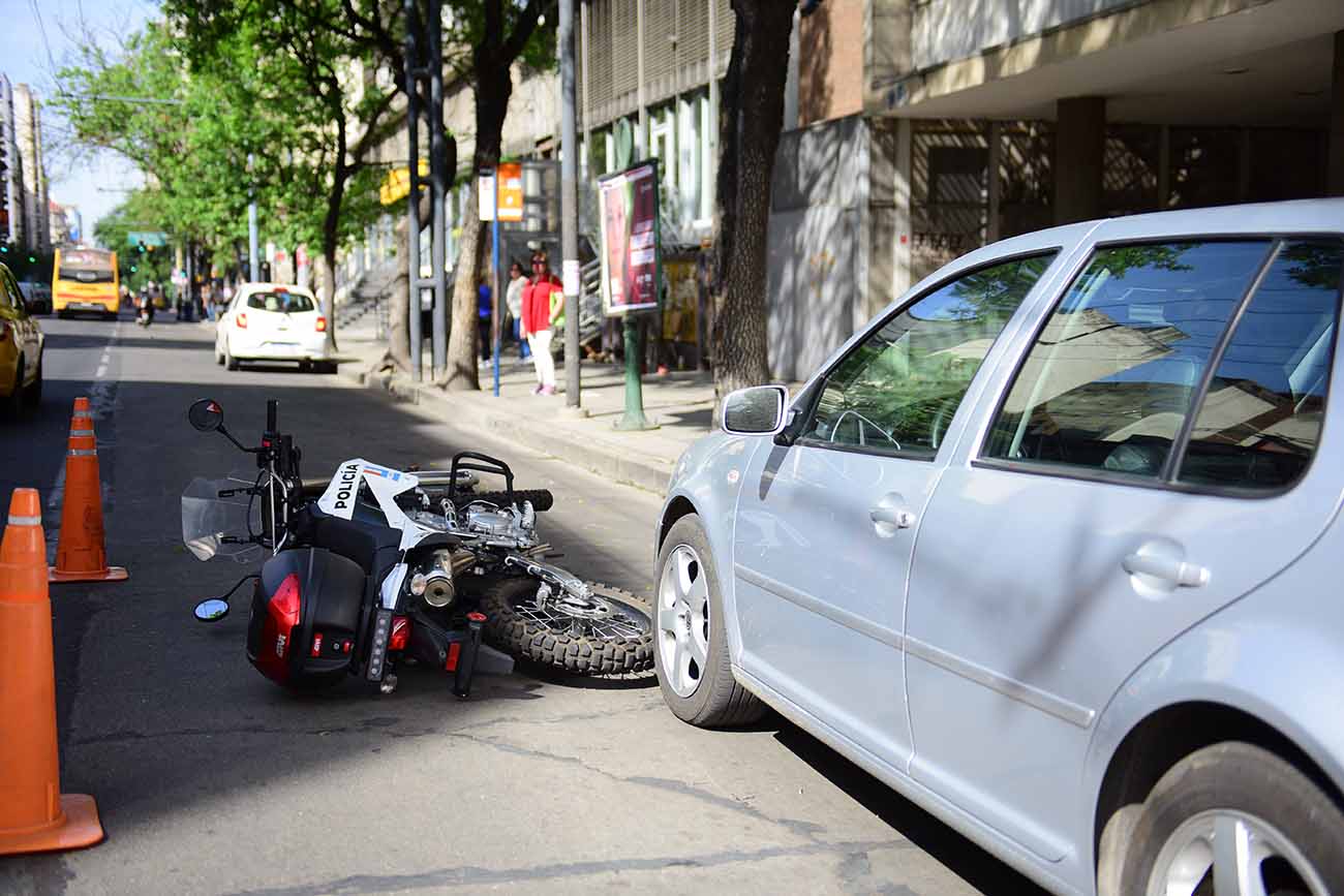 Choque a una policia motorizada frente a Radio Nacional. (José Gabriel Hernández / La Voz)