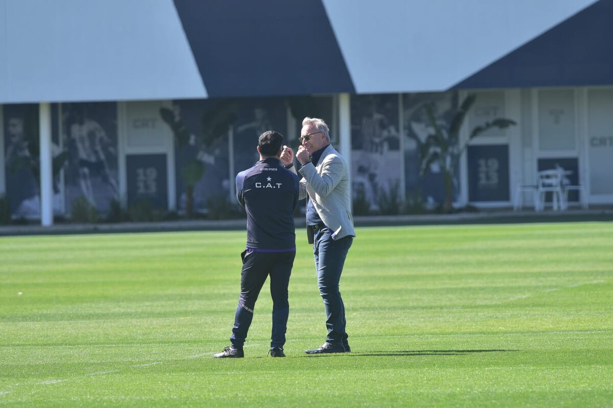 El presidente Andrés Fassi en el entrenamiento junto al entrenador Carlos Tevez. (Pedro Castillo / La Voz)