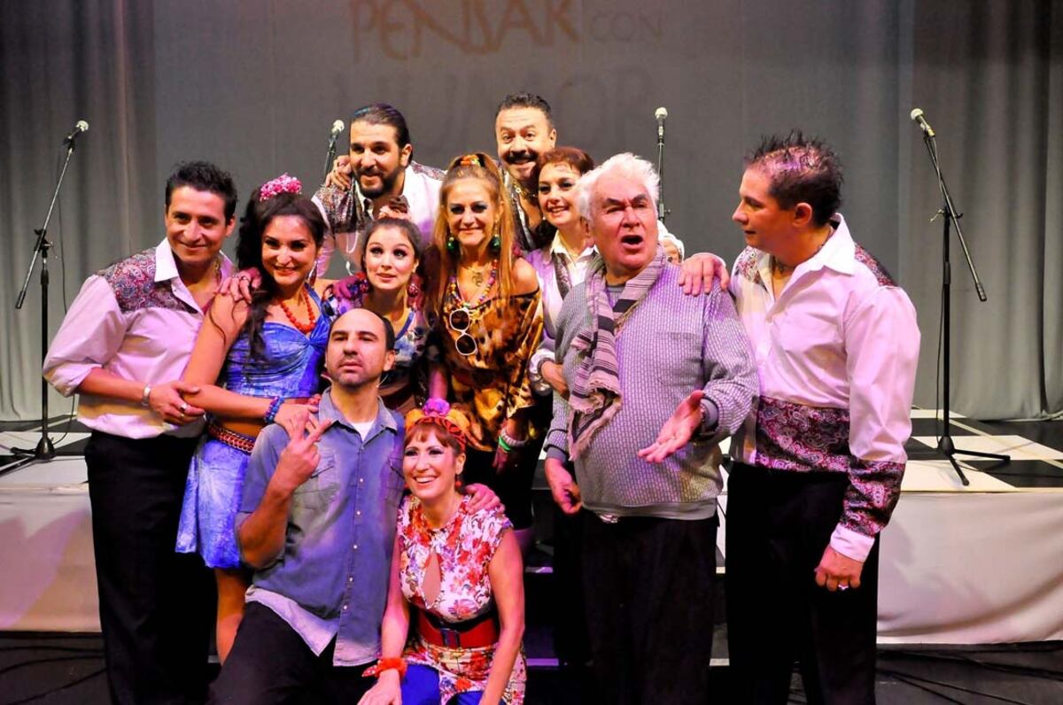 Miguel Iriarte junto a la Comedia Cordobesa y el director David Piccotto. Gentileza Prensa.