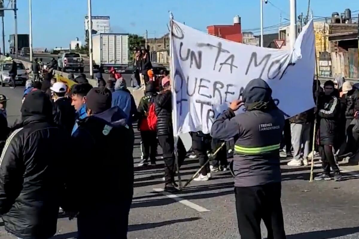 Protesta en Puente La Noria. Los empleados de La Salada quieren reabrir sus puestos. (TN)