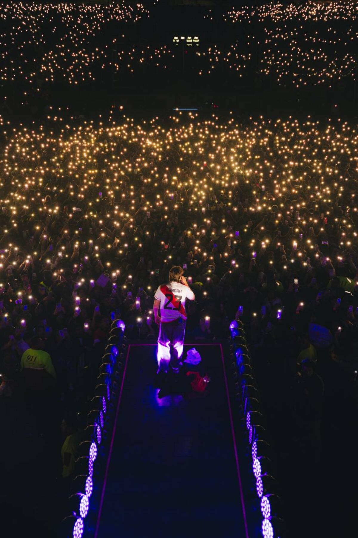 Paulo Londra, entre luces calientes. (Prensa Paulo Londra)