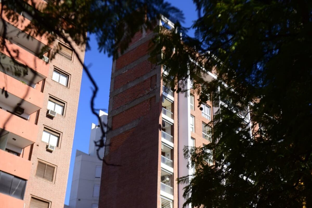 Continúan las tareas de demolición en Bv. San Juan al 600. José Hernández /La Voz