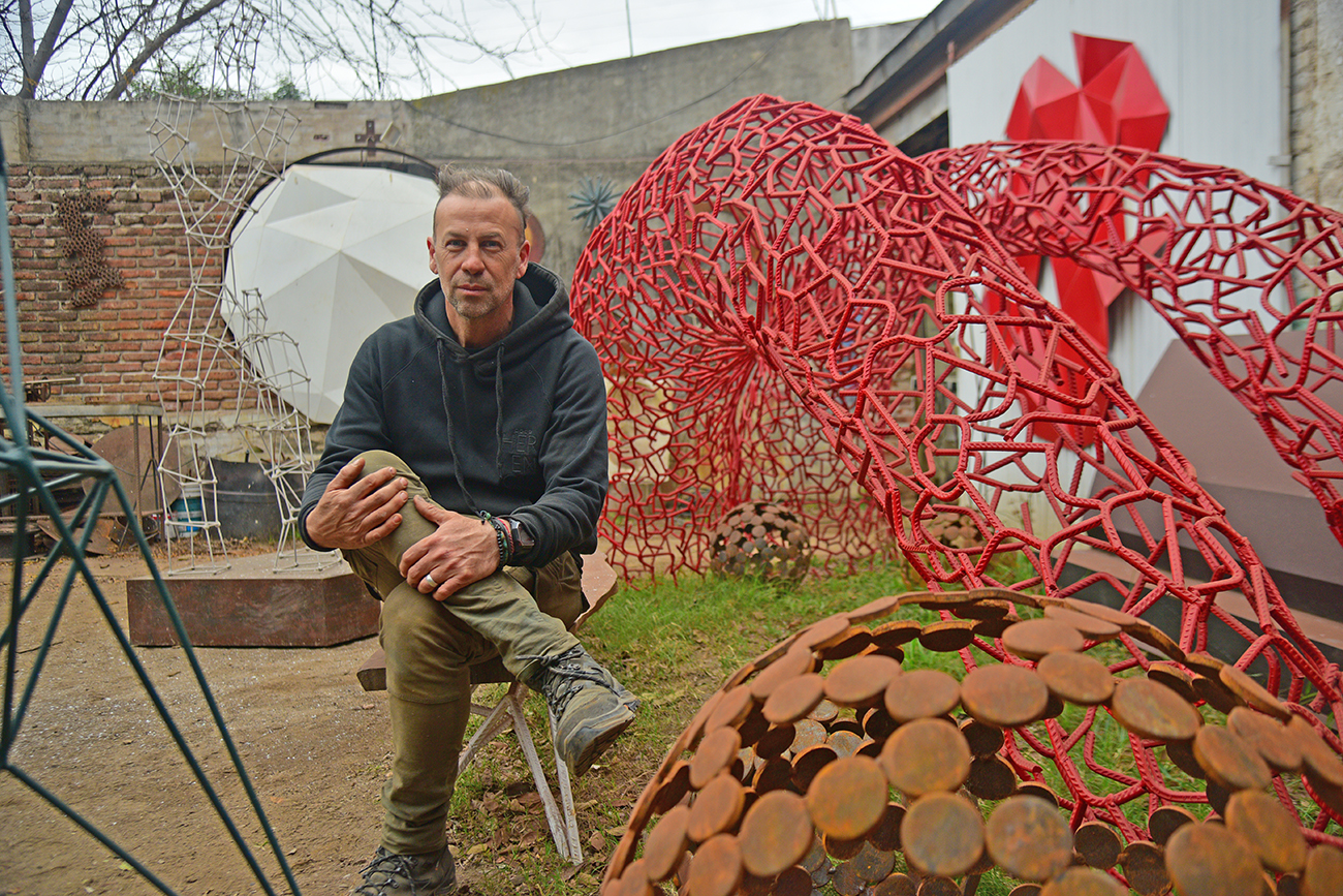 Córdoba. El artista plástico Simón Ibañez Duran en su taller. (Pedro Castillo / La Voz)