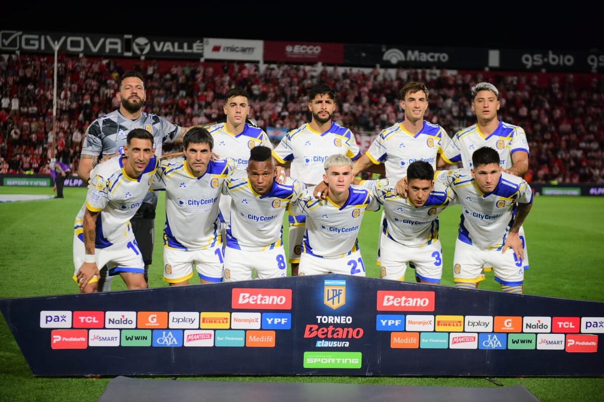 La formación de Central en la cancha de Instituto. (José Gabriel Hernández / La Voz).