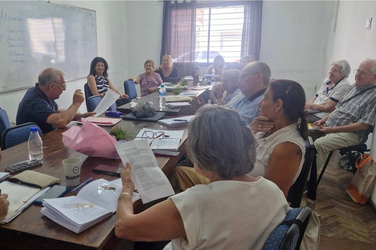 Estudiantes del Puam participan de una clase semanal, en un encuentro que combina aprendizaje, intercambio y construcción de vínculos entre personas mayores. (Foto: Federico Gonzalez)