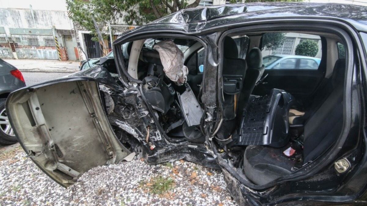 En Rosario, un auto que corría una picada atropelló a una familia cordobesa. Murió una mujer y su hija.