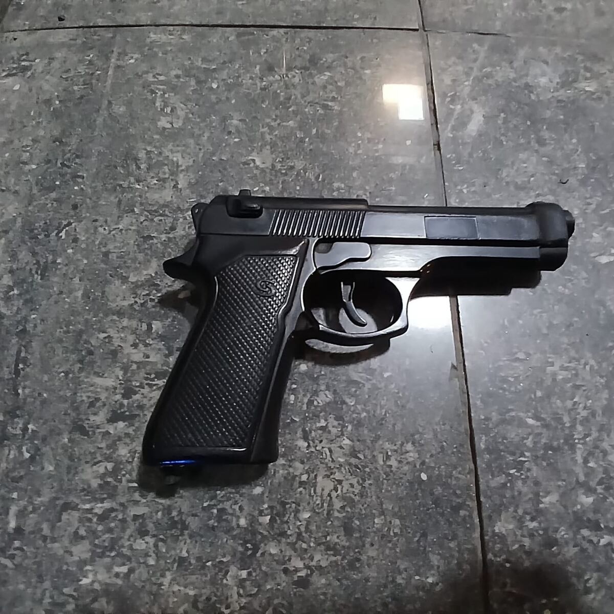 Procedimiento. El sujeto llevaba una réplica de arma de fuego. (Policía de Córdoba)
