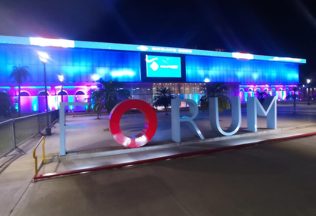 Elecciones 2023: ingreso al Forum de Santiago del Estero, sede del primer debate presidencial. (La Voz)