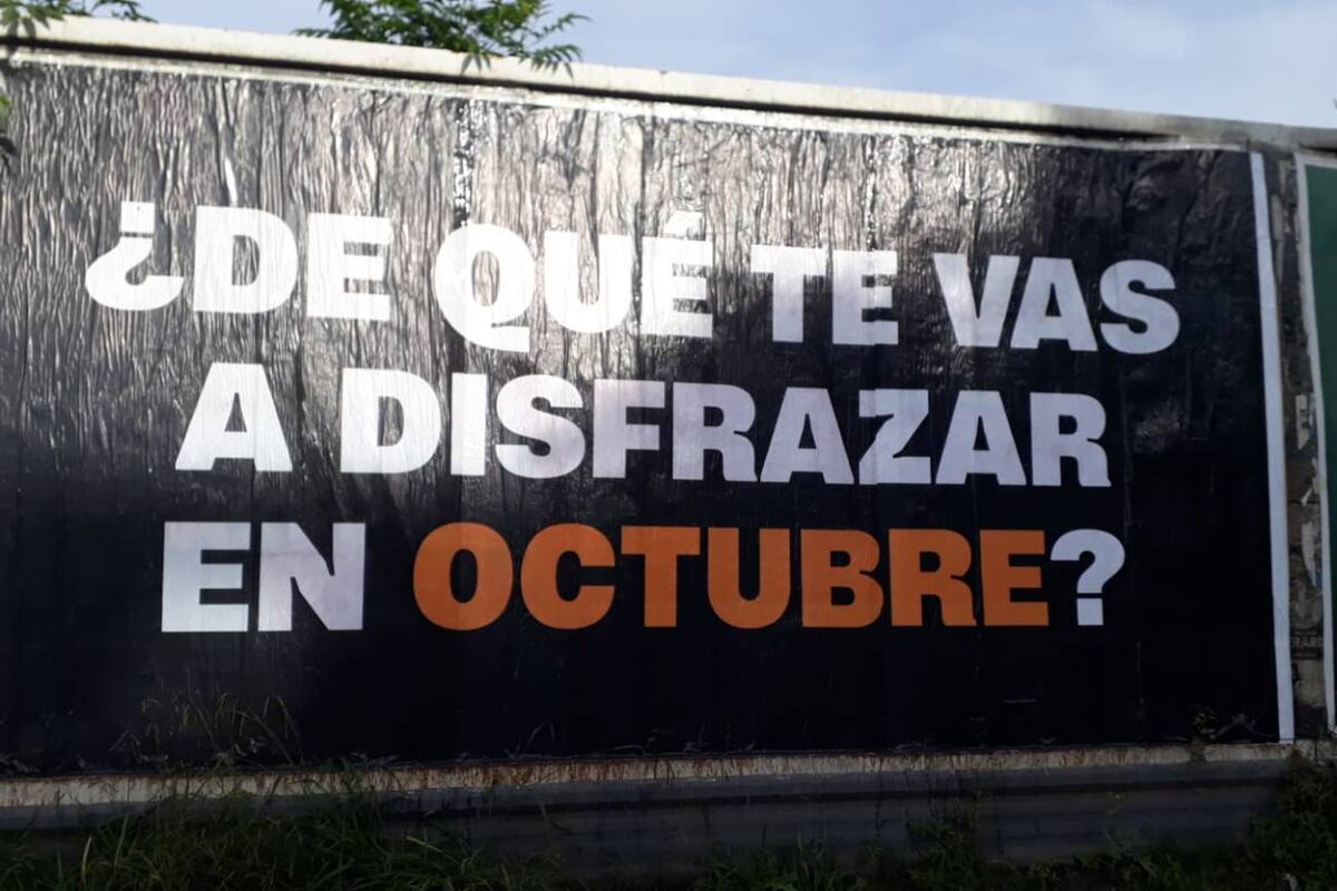 Carteles de publicidad "incógnita" en las calles de Córdoba capital.