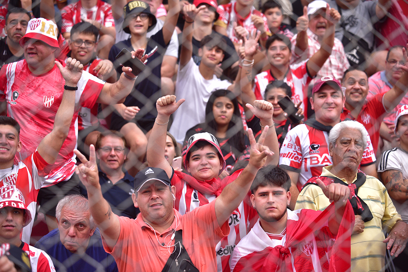 Fotos de hinchas de Instituto en el estadio Monumental en el partido ante Sarmiento de Junín para la Liga Profesional. (Ramiro Pereyra)