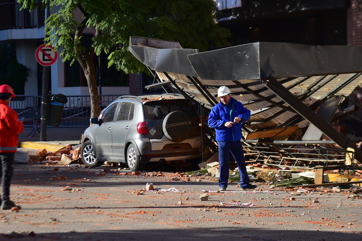 Derrumbe en Córdoba. Siguen cortadas ambas manos del Bulevar San Juan y aún no comenzaron los trabajos de remediación. (Pedro Castillo / La Voz)