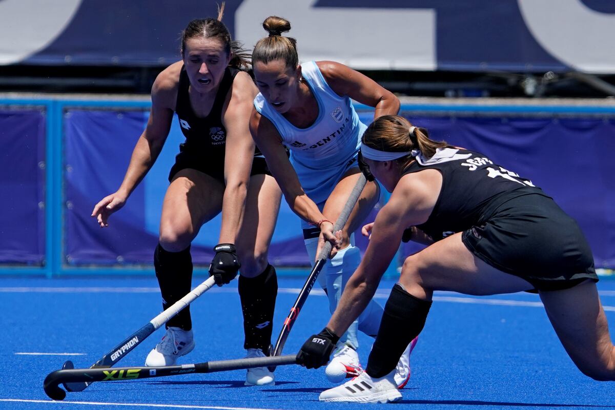 Sofía Toccalino, de Las Leonas, intenta avanzar ante las defensoras de Nueva Zelanda en el partido estreno de las argentinas en Tokio 2020. (Foto: AP)