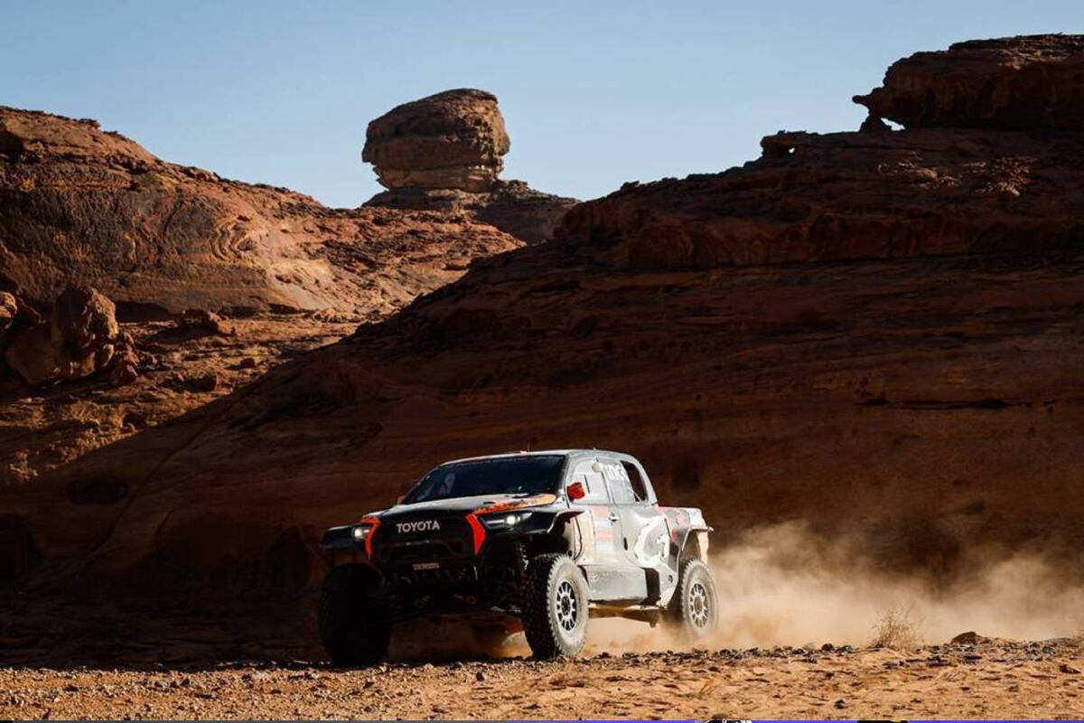 Henk Lategan sigue sorprendiendo al ganar la categoría Ultimate de Autos, delante del local Yazeed Al Rajhi y de Mattias Ekstrom. (Dakar.com)