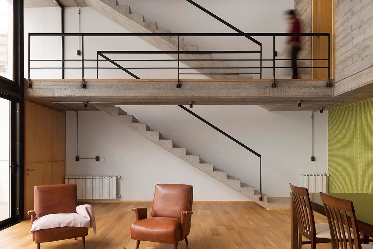 Casa del portón rojo, obra de los arquitectos Valeria Jaros y Agustín Berzero.