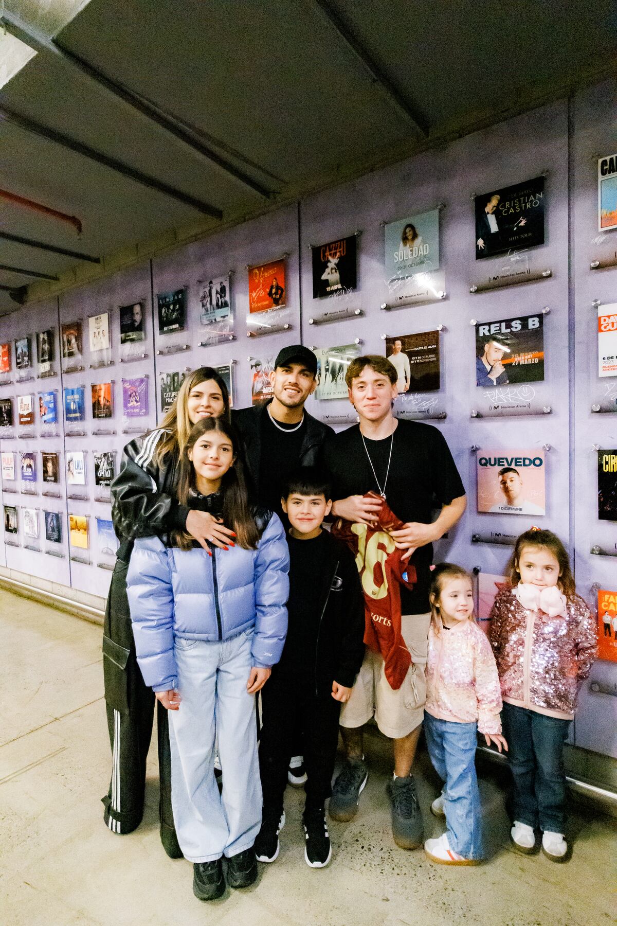 La familia de Leandro Paredes, recontrafan de Paulo Londra. (Gentileza @soliur y Prensa Londra)