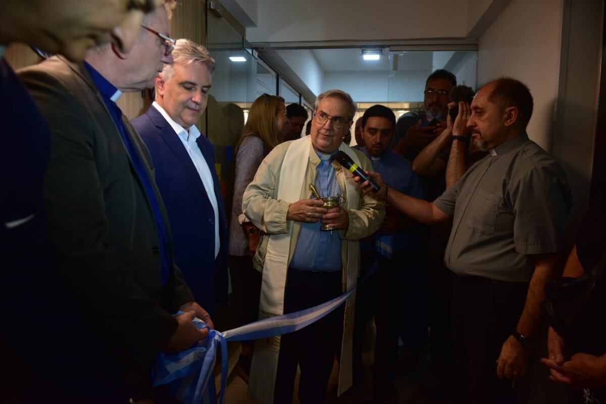 El intendente Martín Llaryora ayudó a "cortar la cinta" de los nuevos estudios de tevé de Radio María (José Gabriel Hernández).