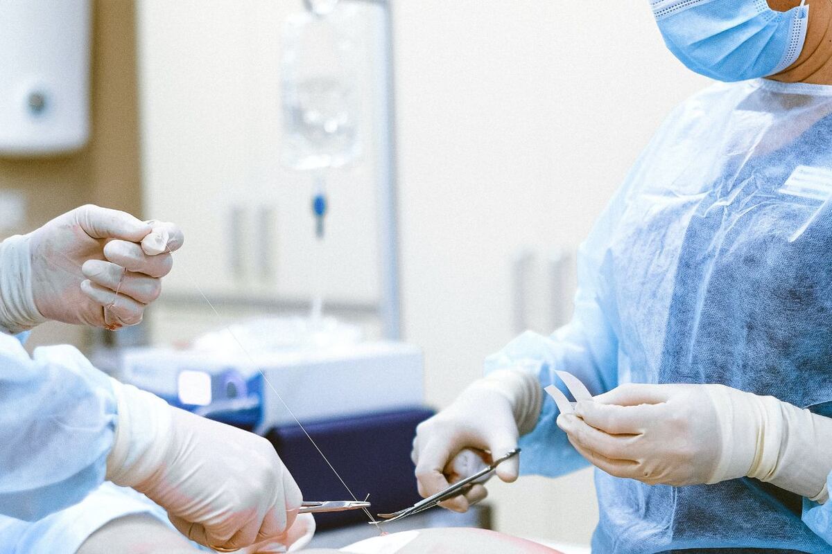 Médicos operando en quirófano. CRÉDITOS: Pexels