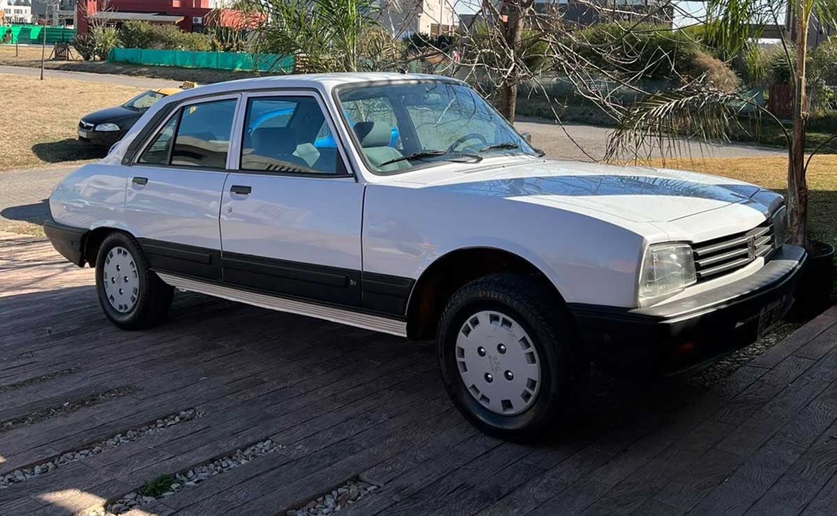 Una joya, el Peugeot 504 que tiene el kilometraje como si estuviera recién salido de la concesionaria. (Autotest)