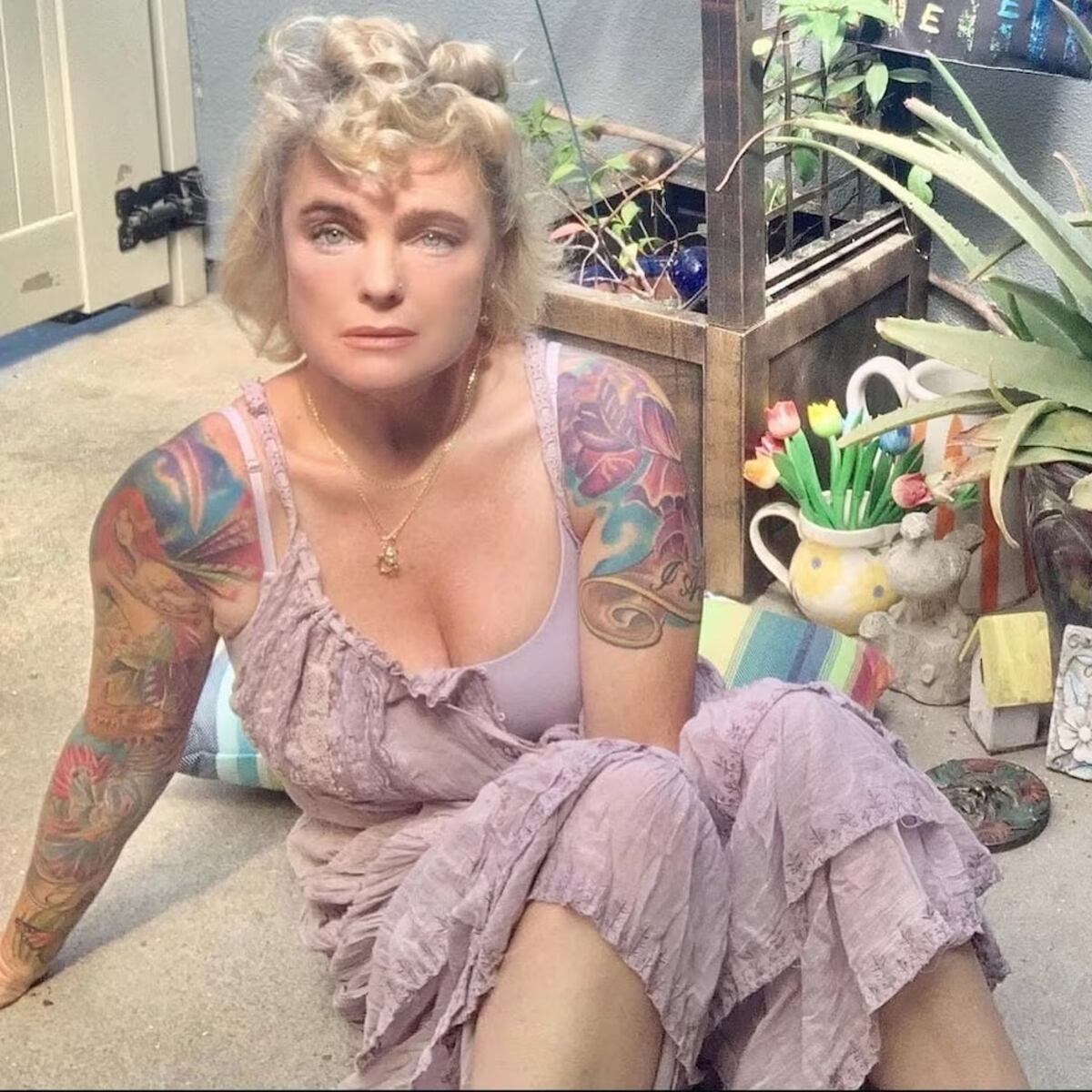 A los 55 años, la actriz de Baywatch Erika Eleniak sorprende con un look lleno de tatuajes.