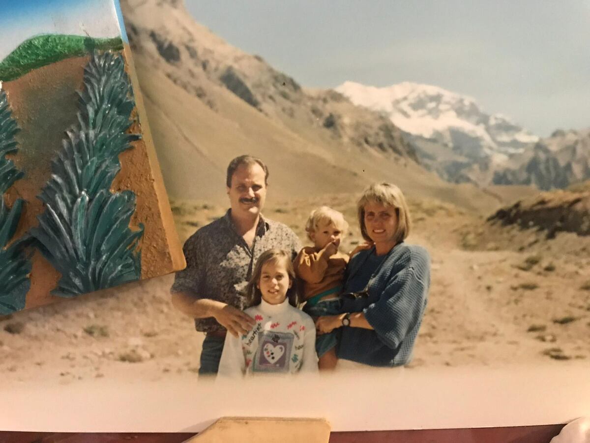 Vicente Polimeni y una foto en familia, en otros tiempos. Papá, mamá y su hermana, de paseo. (Gentileza)