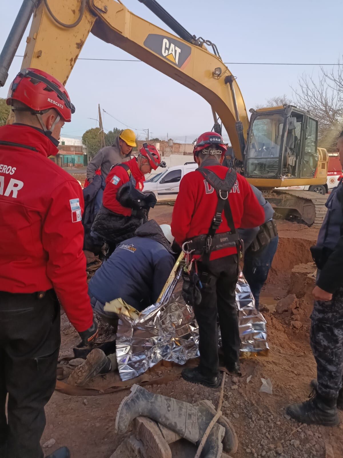 Córdoba: un guardia fue rescatado tras caer en el pozo de una obra con agua helada. (Policía de Córdoba)