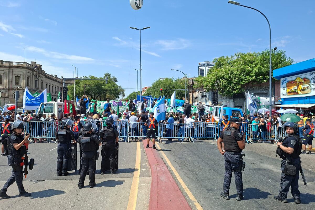 Corte de calles y complicaciones por la marcha contra la reforma laboral en la ciudad de Córdoba. (Ramiro Pereyra / La Voz)