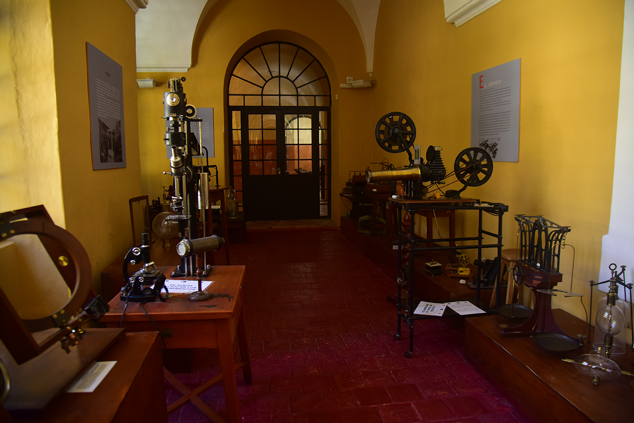 Muestra permanente del Museo Histórico del Colegio Nacional Monserrat. (Pedro Castillo / La Voz)