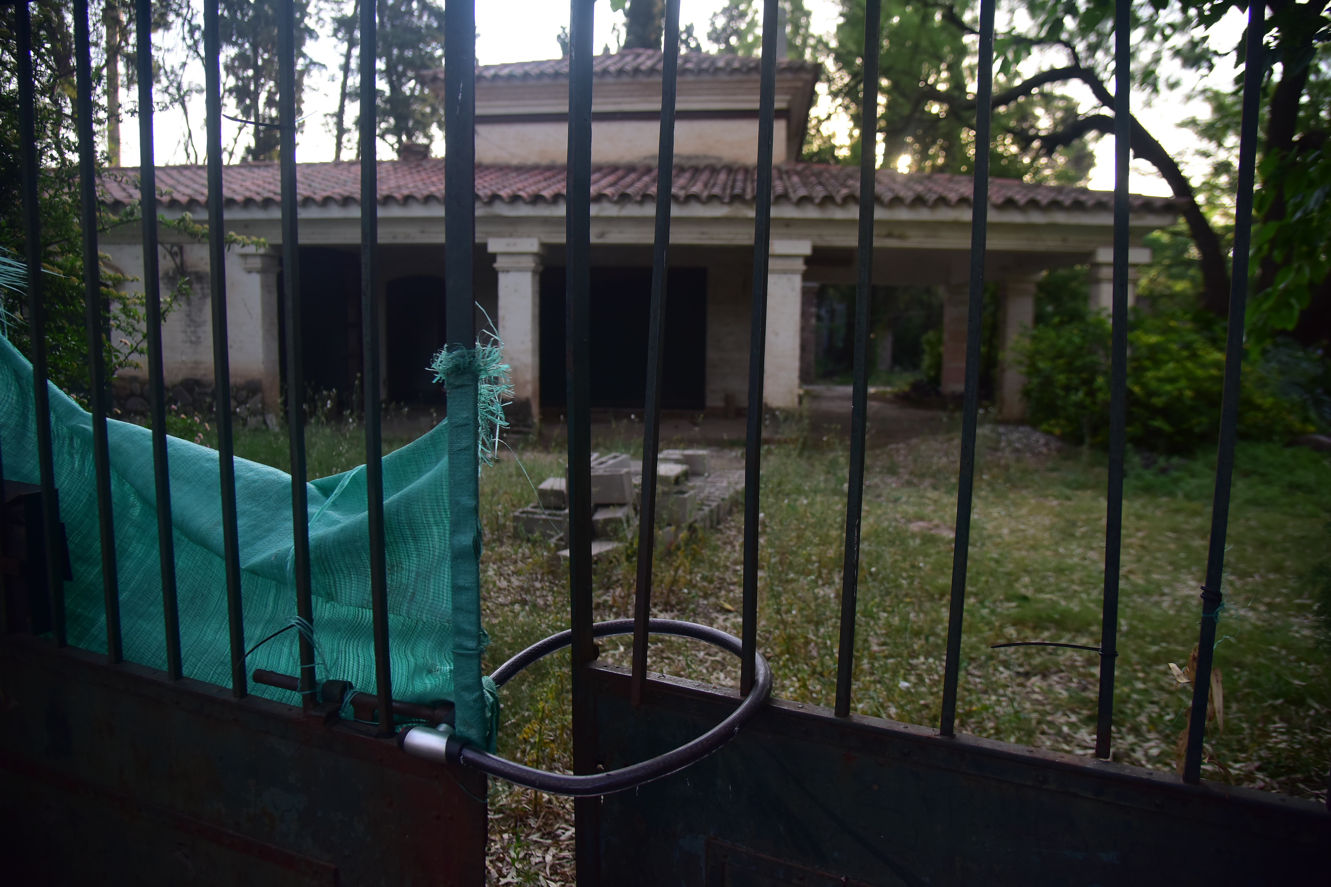 Un grupo de vecinos de barrio Jardín Espinosa en zona sur de la ciudad se quejan de un amparo que no les permite vender sus casas por una prohibición de demoler o construir. (Javier Ferreyra / La Voz)