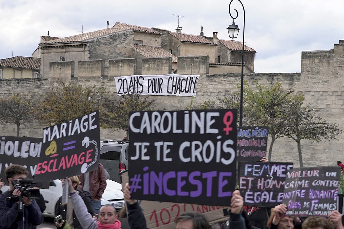 Las mujeres se manifiestan para conmemorar el Día Internacional de la Eliminación de la Violencia contra la Mujer, mientras continúa el juicio de decenas de hombres acusados de violar a Gisele Pelicot mientras su marido la drogaba y la dejaba inconsciente, el lunes 25 de noviembre de 2024 en Aviñón. Sur de Francia. (AP)