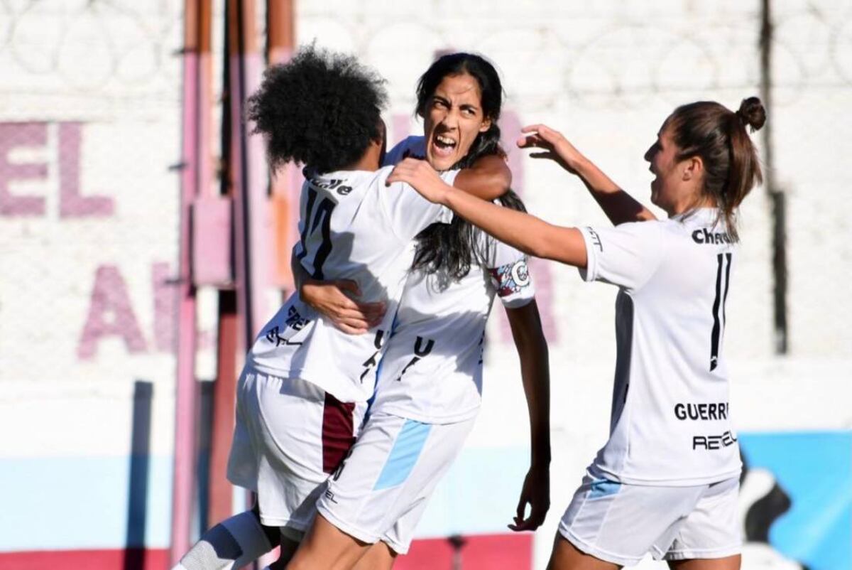 Yohana Masagli (centro) celebrando uno de sus goles (Prensa UAI)