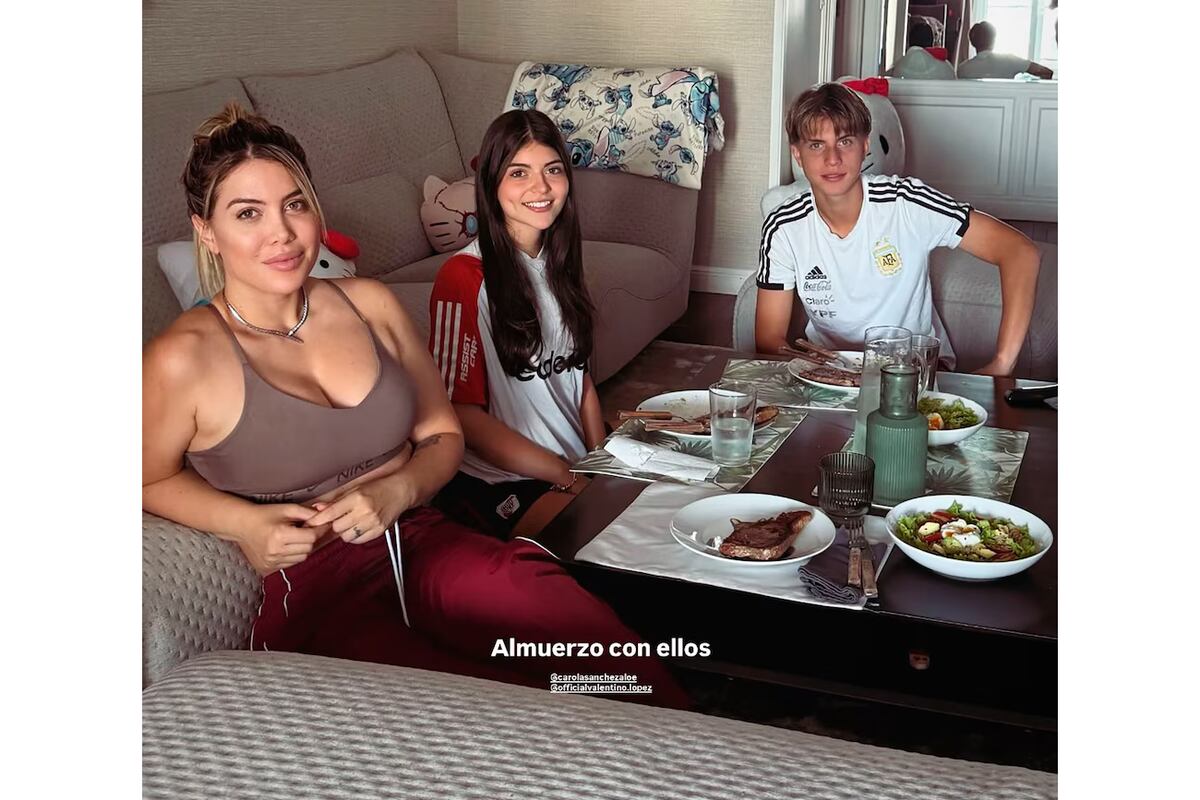 Wanda Nara almorzó junto a su hijo Valentino, y la novia del joven, luego de que el futbolista volviera de jugar en Brasil. (Foto: Instagram)