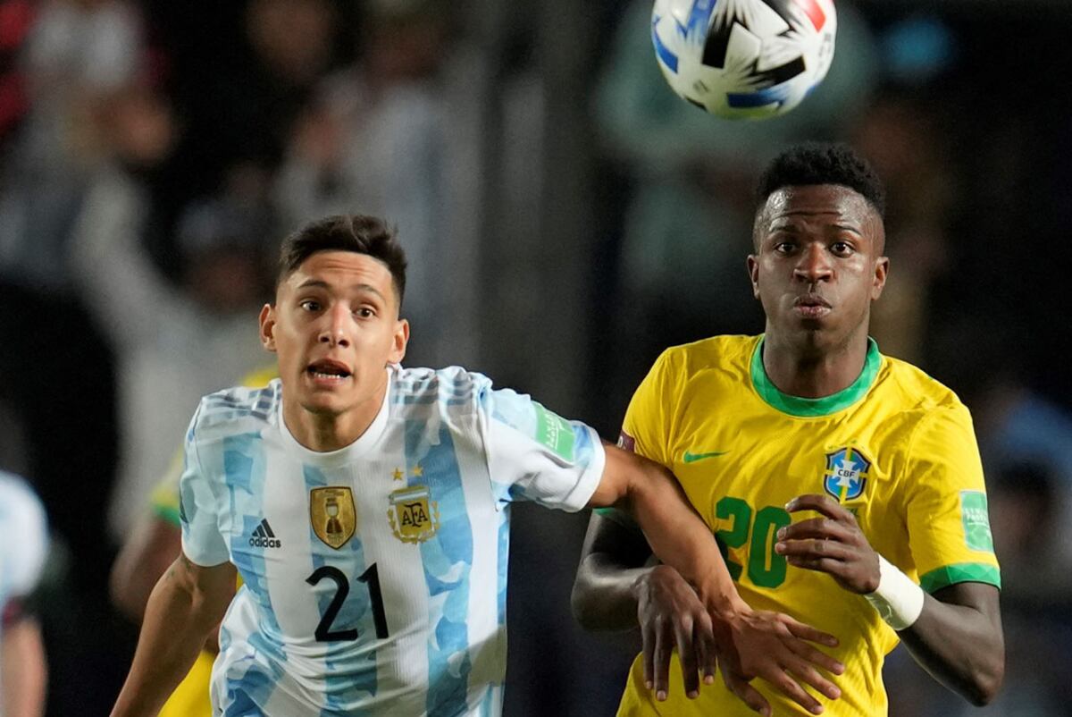 El cordobés Nahuel Molina en el partido de Argentina contra Brasil enfrentando al delantero del Real Madrid Vinicius Jr. (AP)