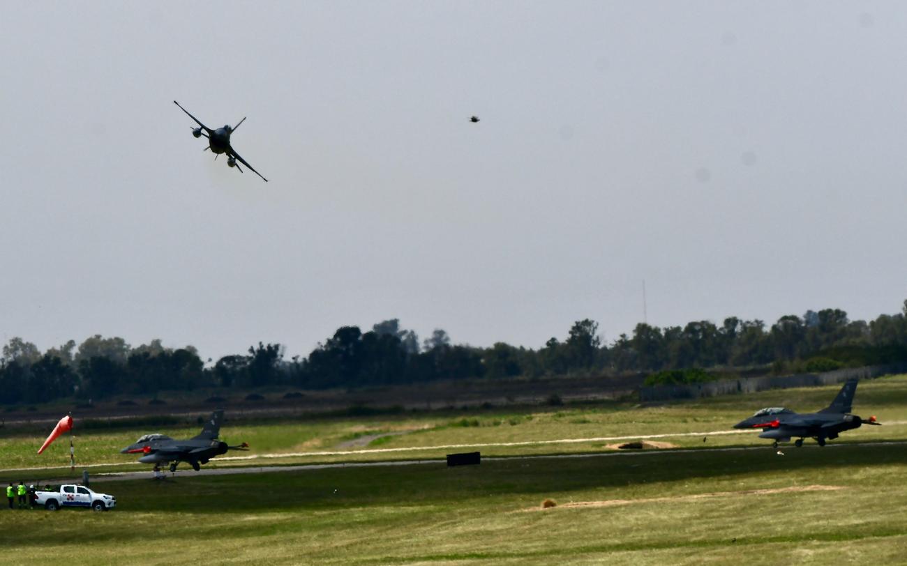 Llegaron a Córdoba los aviones caza F-16. (Tomy Fragueiro / La Voz)