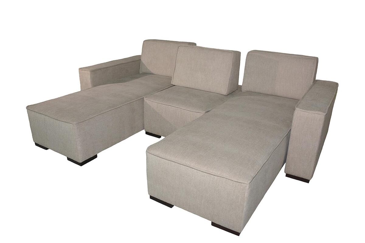 Los sofás premium cuentan con un sistema modular, con respaldos fijos y móviles. Banquetas y brazos encastrables y sofás Chaise Long admiten ser configurados de diversas formas.