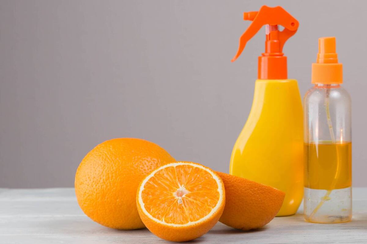 El líquido resultante luego de hervir naranja y canela puede utilizarse para limpiar superficies o purificar el aire. (Freepik)