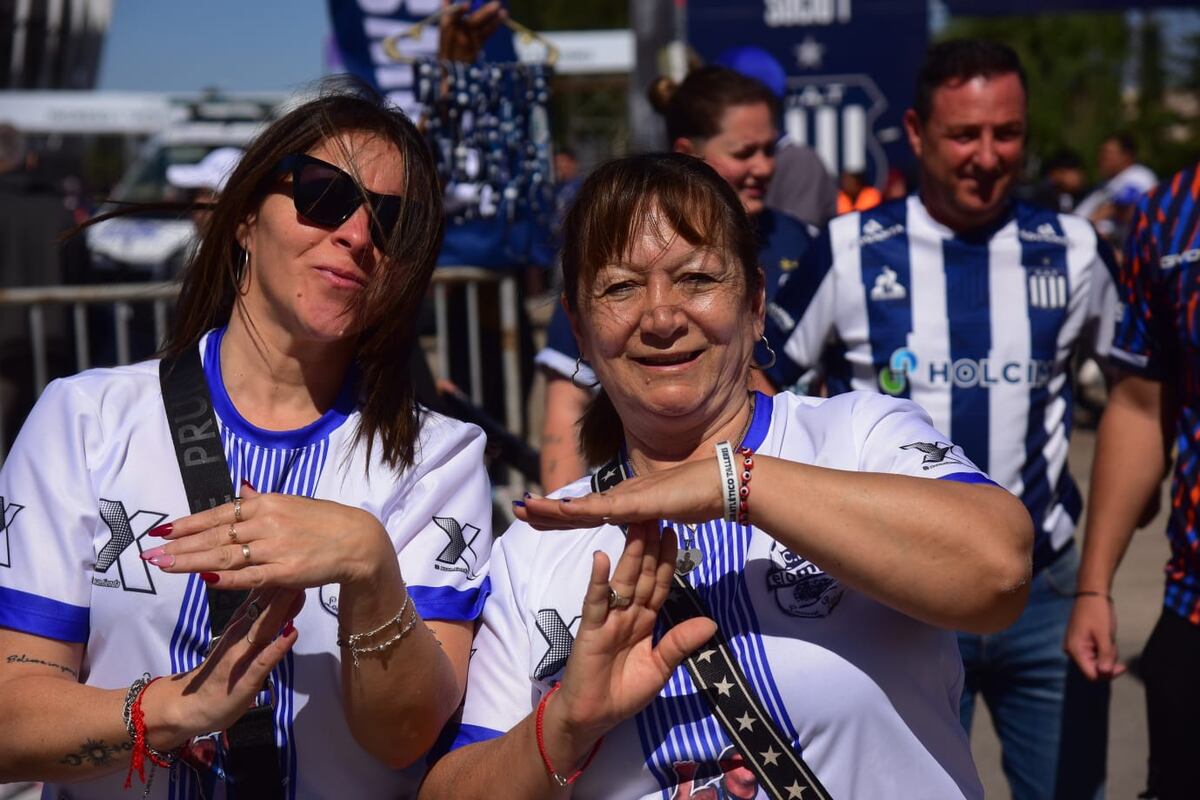 La previa de los hinchas de Talleres en el clásico ante Belgrano. (Ramiro Pereyra / La Voz).